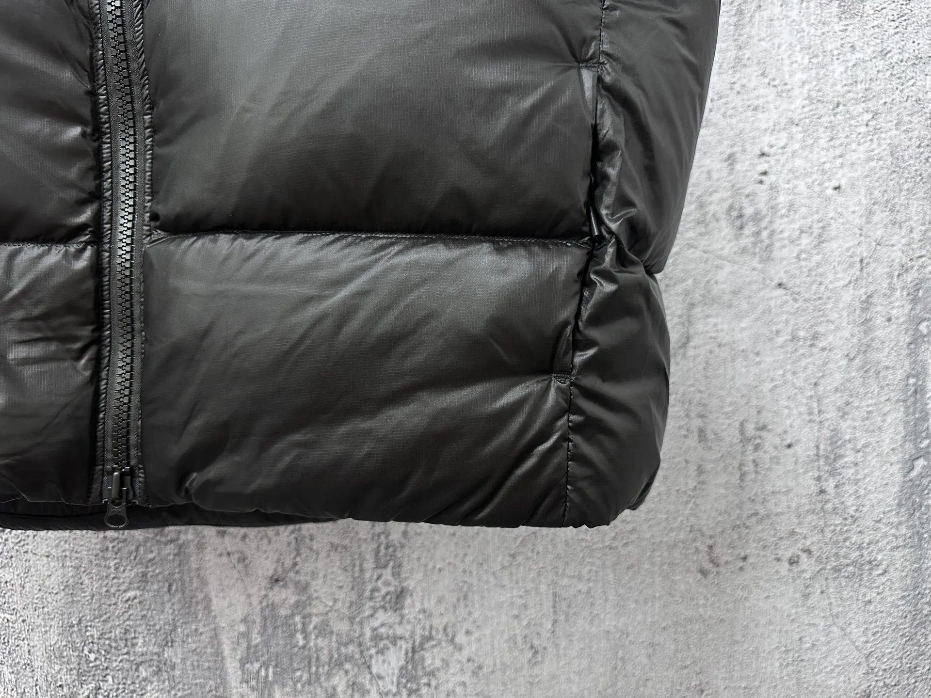 P560 [Canada Goose] Big Goose🦢Puff Down Vest has always been recognized as the warmest down jacket. Various Instagram celebrities, Internet celebrities, and celebrities often wear it for street photos. I make Canada Goose every year, but I still can't get rid of my love for it. No matter how cold the days are, there is no need to be afraid, because there is! Filled with 90% white duck down, it is the legendary warmest down jacket and is known as a must-have for Arctic outdoor sports! The most popular down jacket in the world, celebrities are rushing to buy it, it is a must-have! Size: XS-XL